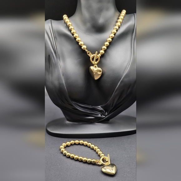 Elegant Gold Heart Pendant Necklace - Picture 3 of 4